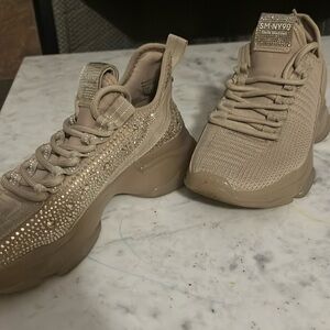 Women Steve Madden previously worn sneakers size 7.5M